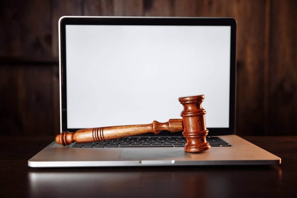 Martelo de juiz sobre um laptop.