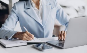 pessoa assinando documentos