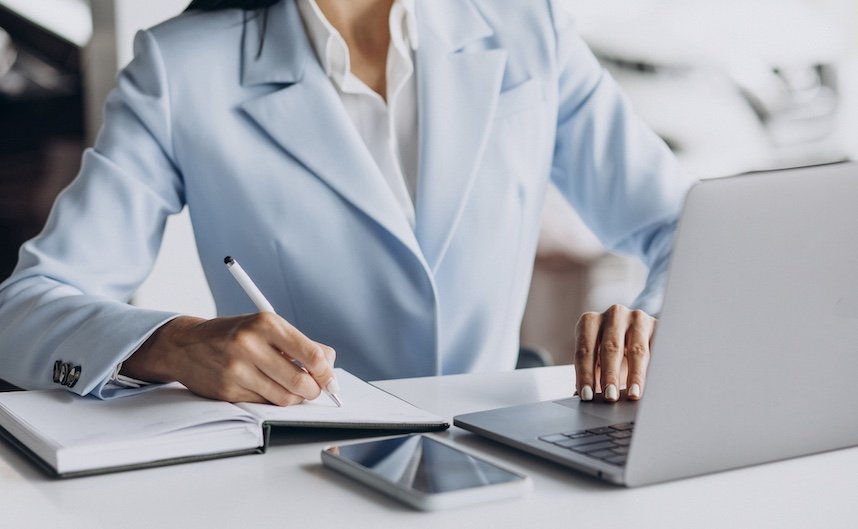 pessoa assinando documentos