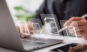 Imagem de pessoa usando notebook com elementos gráficos de tecnologia.