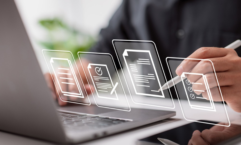 Imagem de pessoa usando notebook com elementos gráficos de tecnologia.