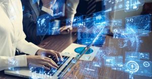 Composição de pessoas digitando em notebook e elementos digitais.