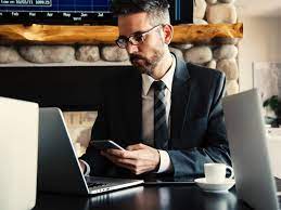 Advogado olhando para tela de notebook