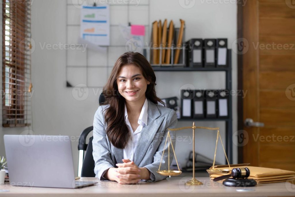 mulher sorridente em escritório