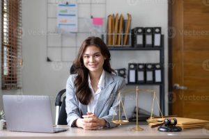 mulher sorridente em escritório