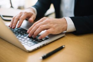 Advogado mexendo no computador, representando um sistema para escritório de advocacia.