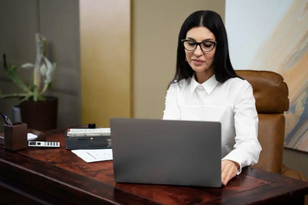 Advogada sentada utilizando o notebook, representando quanto custa um software jurídico.