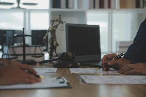 Reunião entre advogados em um escritório, representando como abrir um escritório de advocacia.