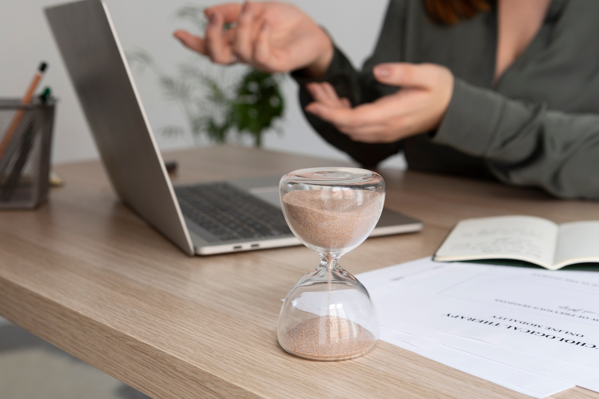 Ampulheta posicionada sobre uma mesa, representando um artigo sobre contagem de prazos no novo CPC.