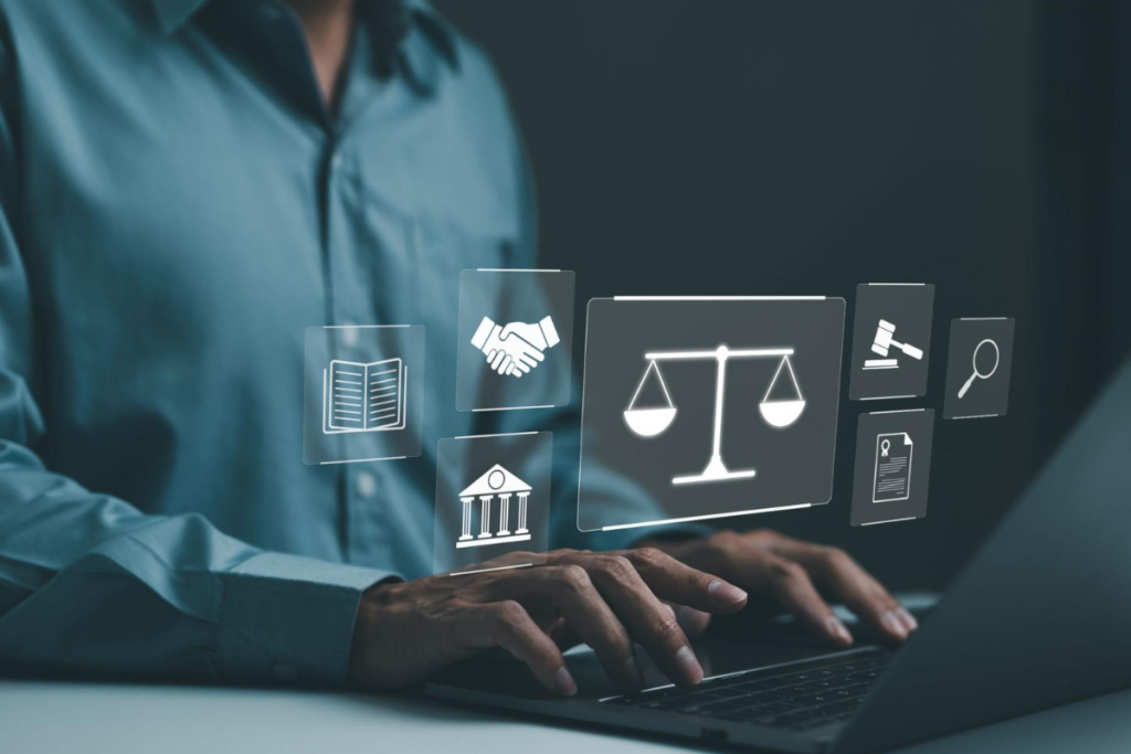 Mãos masculinas digitando sobre teclado, com símbolos jurídicos no ar, representando um artigo sobre software jurídico gratuito GOJUR da BCompany.
