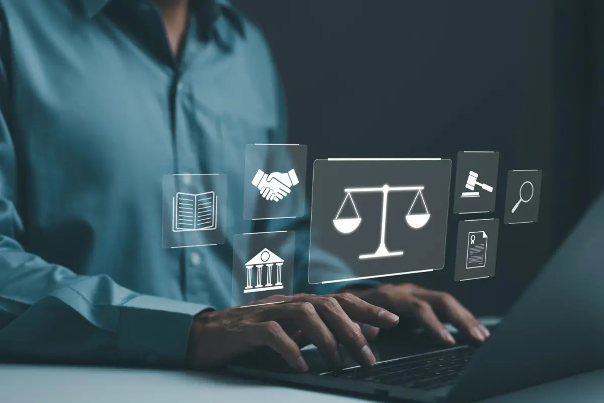 Mãos masculinas digitando sobre teclado, com símbolos jurídicos no ar, representando um artigo sobre software jurídico gratuito GOJUR da BCompany.