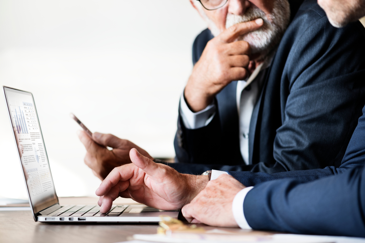 Homens analisando dados em CRM para advogados, ilustrando um artigo do GOJUR.